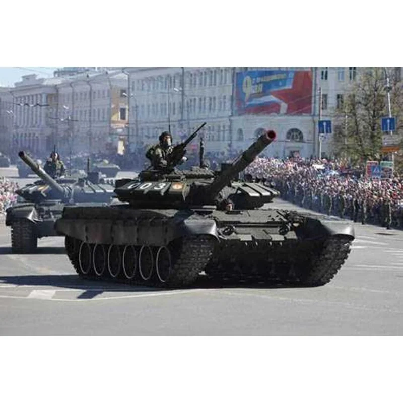 Décoration style rétro: Maquette T-72B3 MBT soviétique
