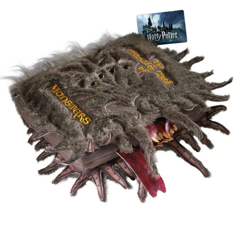 Design pour vitrine: Harry Potter peluche Collectors Le livre des Monstres 30 x 36 cm