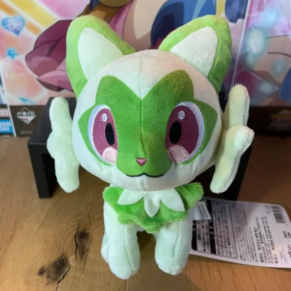 Pokémon – Peluche Poussacha Sprigatito Scarlet & Violet Pokémon Center 20 x 20 cm